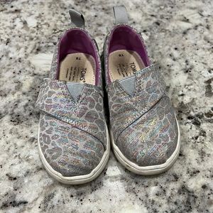 Toddler girl toms